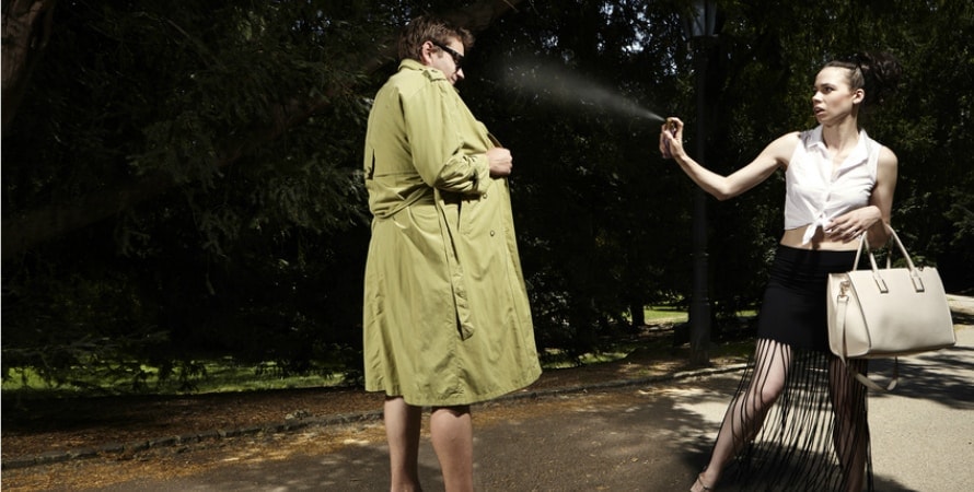Harassing Frauen Vergewaltiger Selbstverteidigungpunished by lady in park with defensive Selbstverteidigung gegen Vergewaltiger